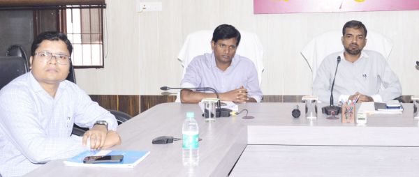 आब्जर्वर और कलेक्टर की  उपस्थिति में रेंडमाइजेशन