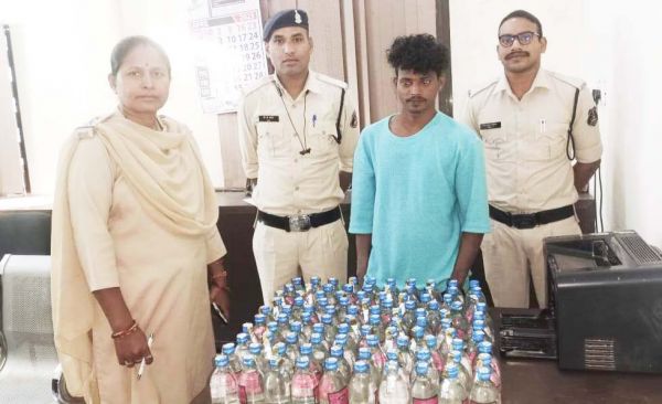 सौ पौवा शराब संग आरोपी पकड़ाया