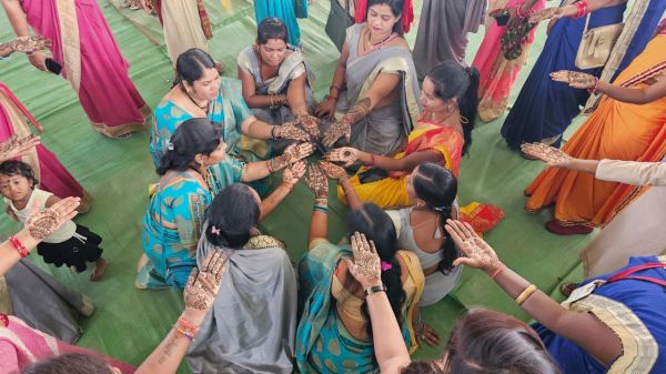 बिहान की महिलाओं ने मेहंदी और रंगोली से दिया मतदान का संदेश