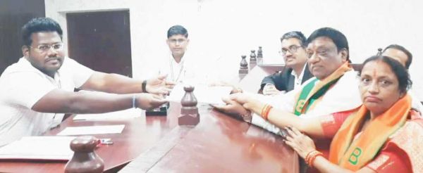17 ने लिये नाम निर्देशन पत्र, 17 ने भरा पर्चा