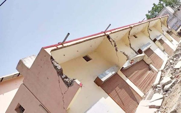 अधिकांश दुकानों की छत-दीवारों में दरारें, दहशत में दुकानदार
