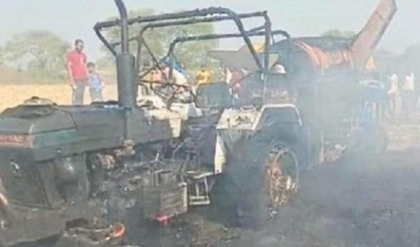 धान मिंजाई करते लगी आग, ट्रैक्टर-थ्रेसर खाक