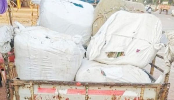 बेतर उमरिया चेक पोस्ट  पर 18 सौ साडिय़ां जब्त