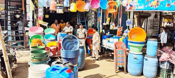 अवैध दुकान लगाने  वालों पर कार्रवाई