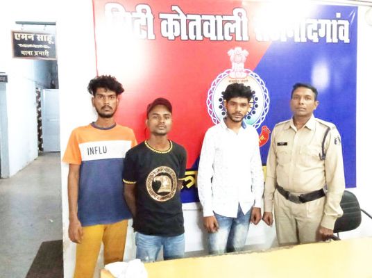 झंडा लगाने से किया मना, धारदार हथियार से  वार