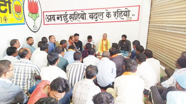 चुनाव संचालक कोमल ने बैठक लेकर बांटी जिम्मेदारी