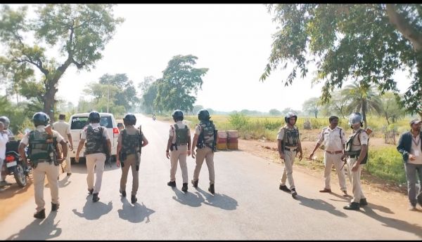 चेक पोस्ट में जांच जारी  चुनाव में बंटने वाले  सामानों पर नजर