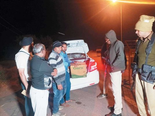 चेकपोस्ट में 24 लाख नगद व सामग्री जब्त
