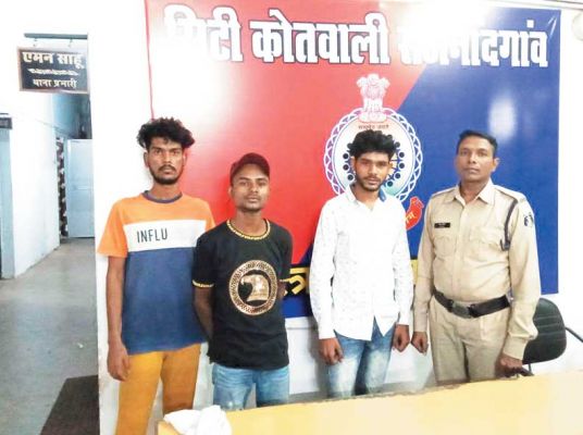 झंडा लगाने से किया मना, धारदार हथियार से वार