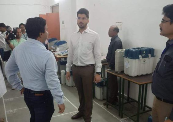 ईवीएम की जांच जारी कलेक्टर ने किया निरीक्षण
