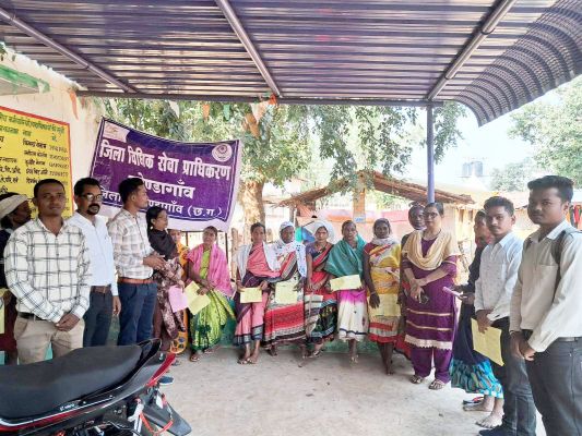 विधिक साक्षरता शिविर का आयोजन कर महिलाओं को दी विधिक जानकारी 