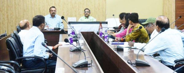 चुनाव पर्यवेक्षक ने प्रत्याशियों के खर्च का ब्यौरा लिया 