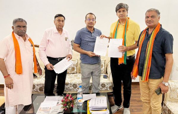 चुनाव आयोग से नांदगांव में हिंसा पर रोक लगाने चुनाव पर्यवेक्षक से मिले भाजपा नेता