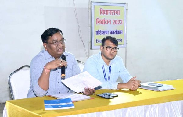 जिला चुनाव अफसर ने रिटर्निंग और ट्रेनर्स की ली बैठक