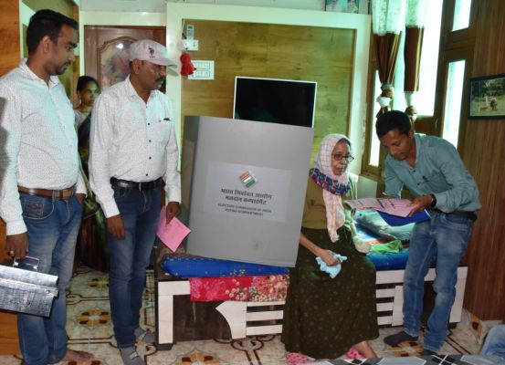 विस चुनाव:  91 बरस की विजयादेवी ने डाक मत पत्र  से किया मतदान