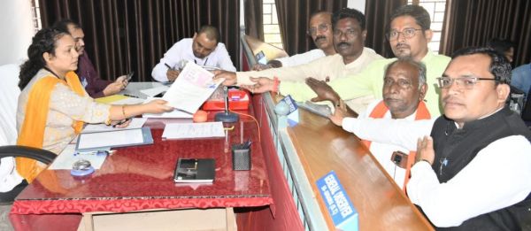 धमतरी : अंतिम दिन तीनों विधानसभा के 43 प्रत्याशियों ने भरा पर्चा