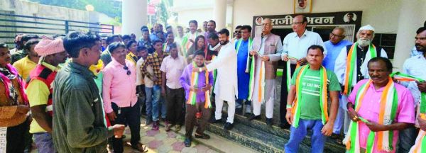 सरपंच सहित 32 लोगों ने किया कांग्रेस प्रवेश