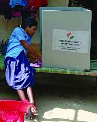 दिव्यांग फुलकुंवर ने पहली बार किया मतदान