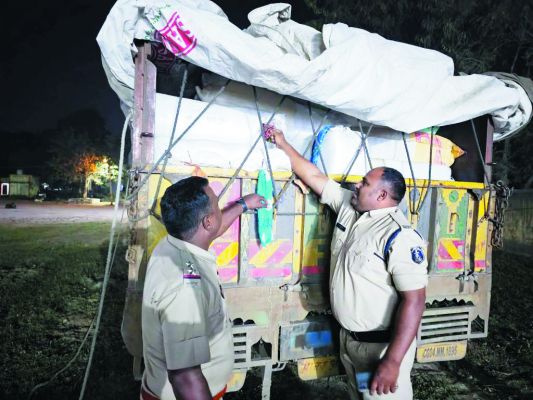 कोरबा पुलिस ने जब्त की साढ़े 22 लाख की 9 हजार साडिय़ां, ट्रक भी जब्त