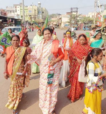 वरिष्ठ पार्षद भाजपा प्रत्याशी को जीताने प्रचार अभियान में जुटी