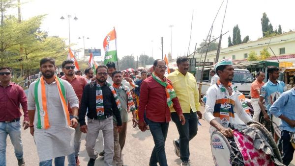 गांधी की सभा में समर्थकों के  साथ शामिल हुए हफीज