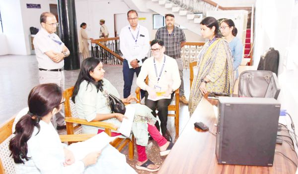 व्यय प्रेक्षकों ने सी-विजिल व कंट्रोल रूम का किया अवलोकन