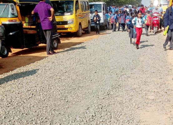 गिट्टी और मिट्टी पाटकर सडक़ बनाना भूला ठेकेदार