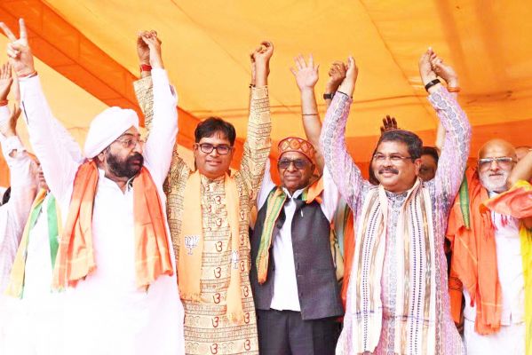 नामांकन दाखिले के बाद मीडिया से रूबरू हुए केन्द्रीय मंत्री