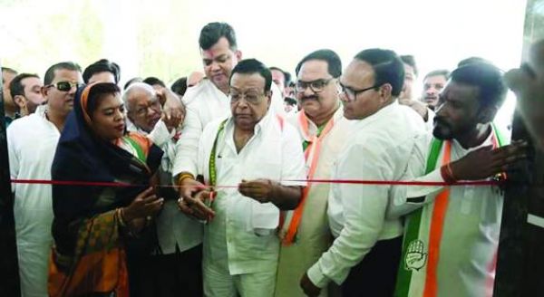  पूर्व विधायक ने कांग्रेस  के चुनाव कार्यालय  का  किया उद्घाटन      