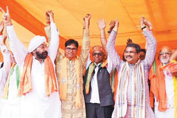 नामांकन दाखिले के बाद मीडिया से रूबरू हुए केन्द्रीय मंत्री