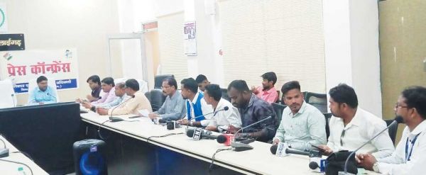 प्रेस और राजनीतिक दलों की बैठक, मतदान केंद्रों के परिवर्तन की दी जानकारी