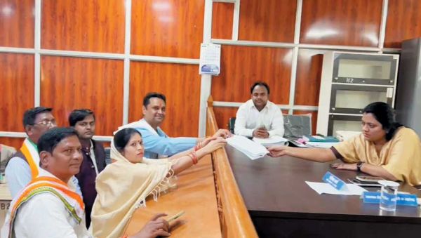 कांग्रेस प्रत्याशी उत्तरी जांगड़े और कविता लहरे ने भरा नामांकन