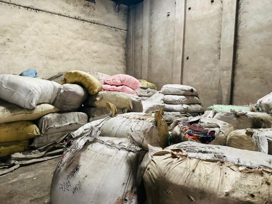 अपंजीकृत गोदाम से भारी मात्रा में साड़ी, कंबल व  अन्य सामग्री बरामद 