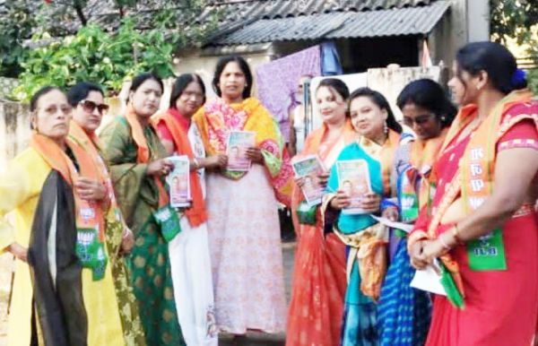 भाजपा महिला मोर्चा ने पटरी  पार क्षेत्र में किया जनसंपर्क