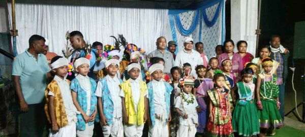 नृत्य, प्रहसन, नाटक और गीत के माध्यम से जगा रहे मतदान का अलख