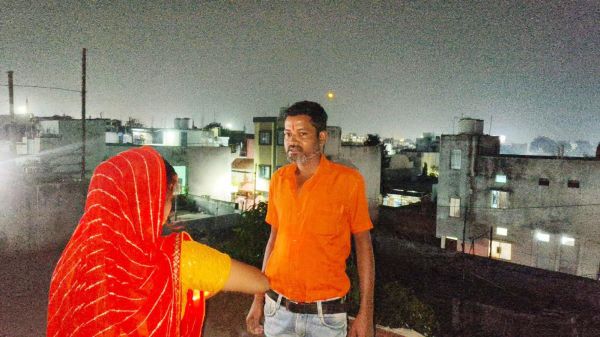 दिनभर रखा निर्जला व्रत, चांद देखकर पति के हाथों तोड़ा उपवास