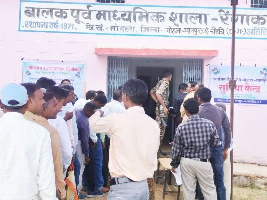निर्वाचन ड्यूटी में नियुक्त कर्मचारियों ने किया मतदान