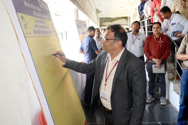 शत-प्रतिशत मतदान के लिए चलाया हस्ताक्षर अभियान