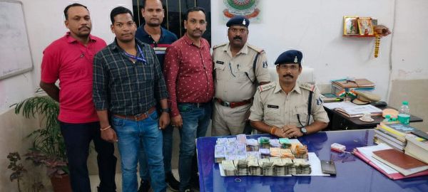 वाहन चेकिंग के दौरान कार  से बरामद हुई सवा 5 लाख 