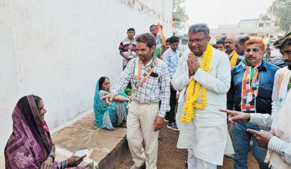 शैलेष ने तिल्दा ग्रामीण में किया जनसम्पर्क