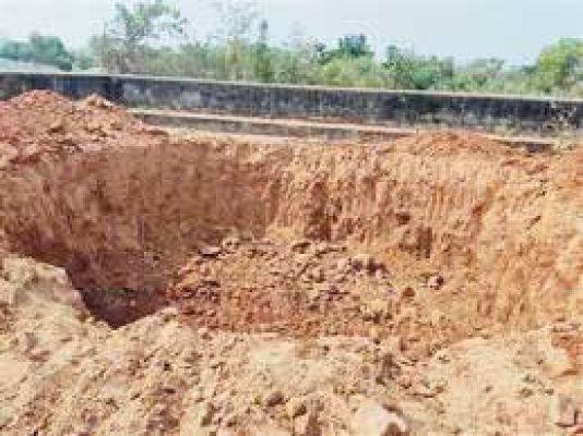 पानी टंकी बनाने गड्ढा खोदकर छोड़ दिया, हादसे की आशंका