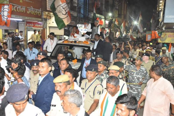 गिरीश के लिए रोड-शो कर सीएम ने बनाया माहौल