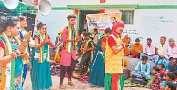 प्रत्याशियों को चुनाव चिन्ह का आवंटन किया स्थानीय कलाकारों ने संभाली प्रचार की कमान