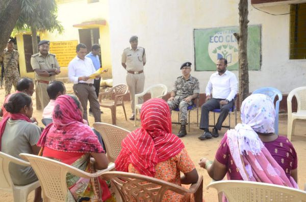 कलेक्टर ने चित्रकोट के वनरेबल मतदान केंद्रों का किया निरीक्षण