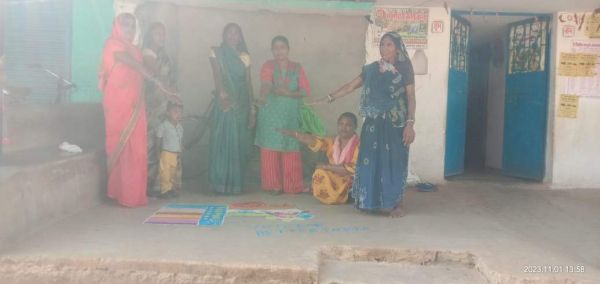 दिव्यांग बालिकाओं और महिलाओं ने रंगोली और करवा सजाकर की मतदान की अपील
