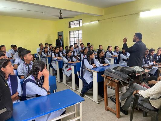 लायंस स्कूल के विद्यार्थियों  का कॅरियर मार्गदर्शन