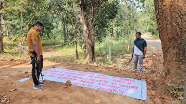 चुनाव का बहिष्कार करते भारी मात्रा में नक्सल बैनर-पोस्टर जब्त