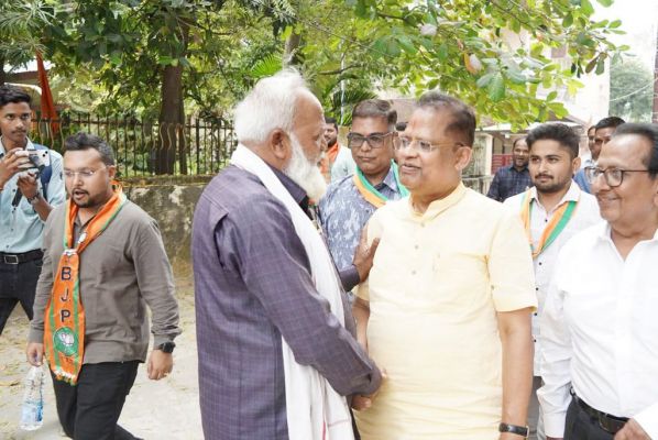 भाजपा दफ्तर में जश्न मना, अमर को जिताने की अपील