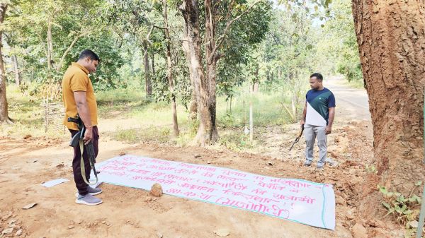 चुनाव का बहिष्कार करते भारी मात्रा में नक्सल बैनर-पोस्टर जब्त