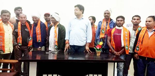 50 युवाओं ने थामा  भाजपा का दामन